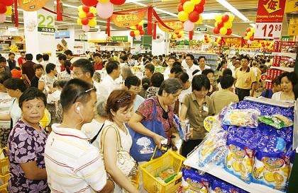 ▲중국 소비자들이 지난 6월 중국 쿤산 지역에 오픈한 이마트 화차오점에서 과일을 고르고 있다. <br>
