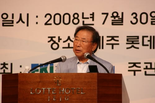 조석래 전국경제인연합회 회장이 30일 제주 롯데호텔에서 개최한 '2008 제주하계포럼'에서 개회사를 하고 있다.