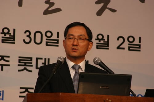 임형규 삼성전자 신사업팀장(사장)이 31일 제주 롯데호텔에서 열린 전경련 '2008 제주 하계포럼'에서 삼성전자의 R&D 전략에 대해 설명하고 있다.