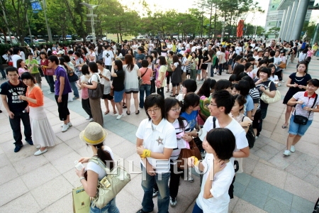 ↑31일 오후 경기도 일산 MBC드림센터에 서태지의 8집 컴백 스페셜 녹화를 보기 위해 모인 팬들이 입장을 기다리고 있다.<br>
