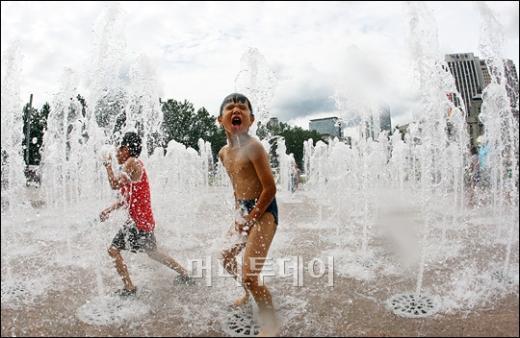 사진]덥다 더워 '물놀이에 신난 아이들' - 머니투데이