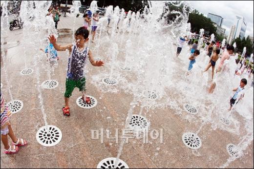 [사진]덥다 더워 '물놀이에 신난 아이들'