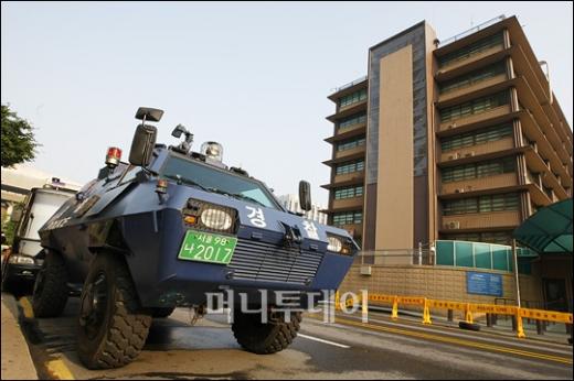 [사진]미국 대사관 앞 장갑차