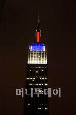 ↑광복절인 15일 엠파이어 스테이트 빌딩에 비춰지게 될 한국 상징조명.