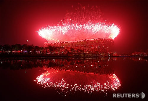 제29회 베이징하계올림픽 개막식이 열린 8일 저녁 올림픽주경기장 궈자티위창(일명 냐오차오:새둥지)에 화려한 불꽃놀이가 펼쳐지고 있다.  ⓒ베이징=로이터/뉴시스