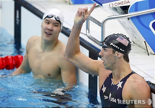 ▲12일 베이징국립수상경기센터에서 열린 남자 200m 자유형 결승에서 은메달을 차지한 '마린보이' 박태환이 우승한 미국의 마이클 펠프스를 바라보고 있다. 