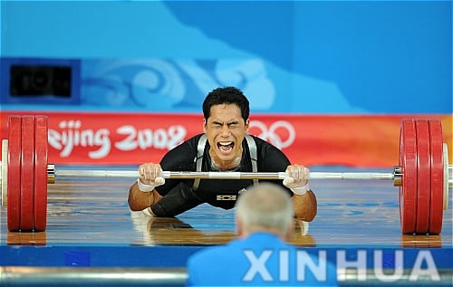 ↑12일 베이징 항공항천대학체육관에서 열린 남자 역도 69kg급 A조 용상 경기에서 한국의 이배영 선수가 186kg 3차 시도에서 실패했다.