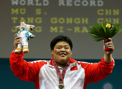 ↑2008베이징올림픽 여자역도 75Kg 이상급 불참을 선언한 중국의 무솽솽 선수. 무는 2년전 도하아시안게임에서 장미란을 꺾고 금메달을 차지한 바 있다. 