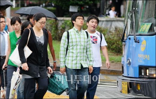 [사진]서늘해진 날씨 '긴팔 급등장'