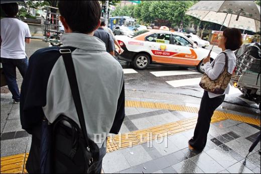 [사진]서늘해진 날씨 '긴팔 급등장'