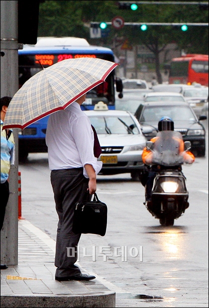 [사진]서늘해진 날씨 '긴팔 급등장'