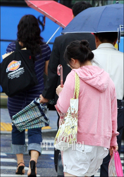 [사진]서늘해진 날씨 '긴팔 급등장'