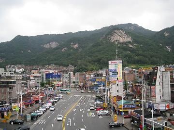 ↑ 지하철4호선 당고개역에서 바라본 상계동 전경.