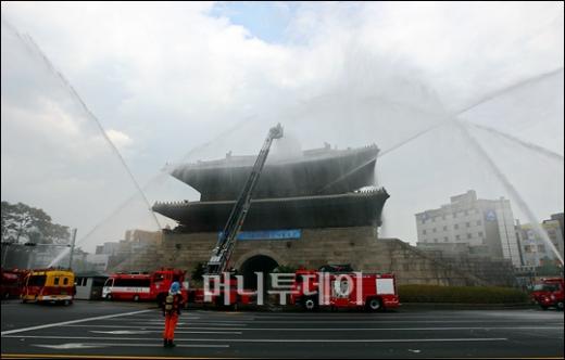 [사진]흥인지문 화재 진압훈련