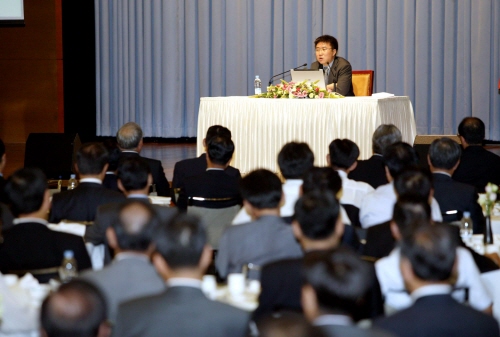 장하준 영국 케임브리지대학 교수가 21일 오전 대한상공회의소에서 열린 조찬간담회에서 '우리는 선진국에서 무엇을 배울 것인가'라는 주제로 강연을 하고 있다.