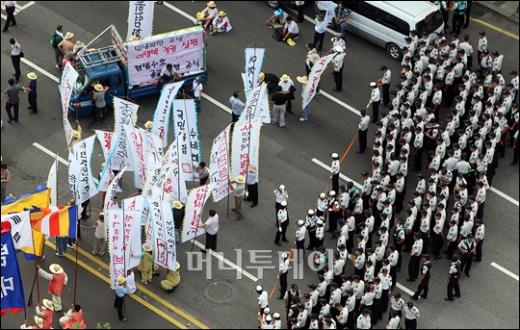 [사진]불자와 경찰 '긴장감 고조'