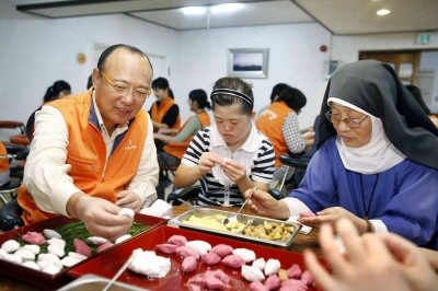 김승연 회장, 장애우와 '송편빚기' 나눔행사