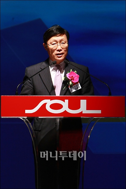 [사진]이윤호 지경부장관, "쏘울 출시를 축하합니다"