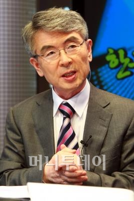 ▲이날 토론의 사회를 맡은 현정택 한국개발연구원장 ⓒ임성균