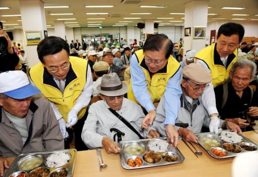 ▲현대건설 이종수 사장(가운데)이 정수현 건축사업본부장(왼쪽), 임동진 노조위원장(오른쪽) 등과 함께 서울노인복지센터에서 본사 인근 거주 노인들께 점심식사를 대접하고 있다.