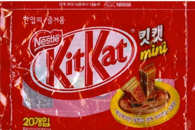 ↑  한국네슬레가 수입하고 네슬레 티안진 공장에서 만들어진 초콜릿가공품 킷캣. 유통기한 2009년 5월8일 제품에서 멜라민이 검출됐다.