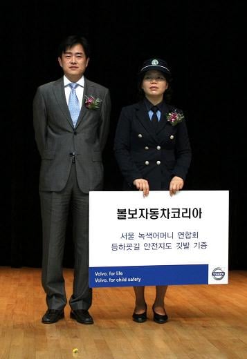 ↑볼보자동차 코리아 오정준 이사가 서울녹색어머니연합회에 어린이 교통안전지도 깃발 1000개를 기증했다.