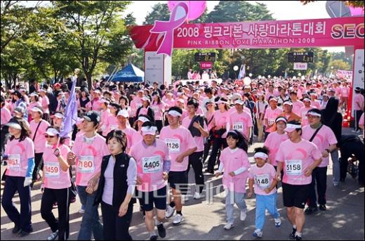 [사진]핑크물결 물든 상암월드컵경기장 평화의 공원