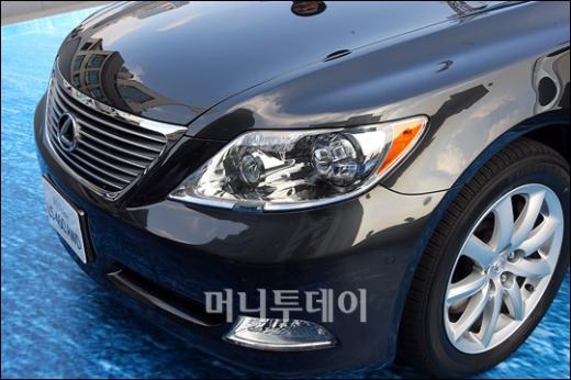 사진]렉서스 'Ls460 Awd'의 헤드라이트 - 머니투데이