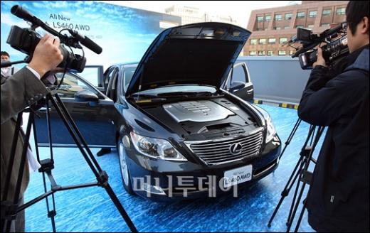 [사진]미디어 관심 받는 렉서스 LS460 AWD