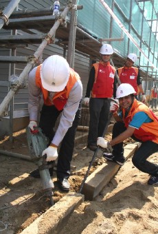 ↑파주 통일촌 사랑의집짓기 행사에 참가<br>
한 직원들이 공사를 하고 있다.