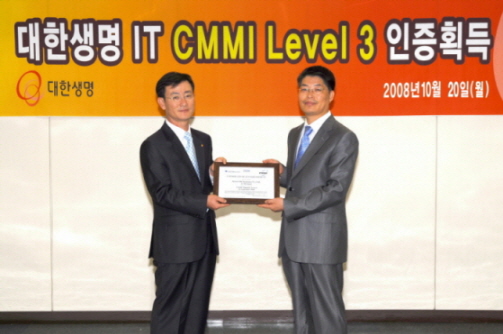 ↑대한생명 원석주 상무(CIO)(왼쪽)가 정성규 CMMI 선임심사원으로부터 인증패를 받고 있다.<br>
<br>
