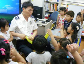 아이들에게 기쁨을..'풍선의 달인' 경찰관