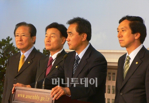 ▲(왼쪽부터) 김용구 최철국 정장선 김기현 의원