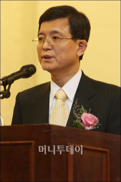 ↑ 본지가 주최하고 한국정보보호산업협회가 주관한 '네트워크 시큐리티 페어 2008'에서 황중연 한국정보보호진흥원장이 기업 인터넷보안의 중요성을 강조하고 있다.<br>
ⓒ임성균 기자 tjdrbs@