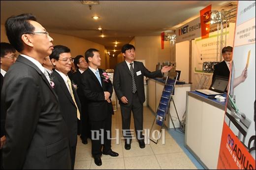 ↑ 홍선근 머니투데이 대표와 황중연 한국정보보호진흥원장, 박동훈 한국정보보호산업협회장 등이 우수 보안제품 전시관을 둘러보고 있다.<br>
ⓒ임성균 기자 tjdrbs@