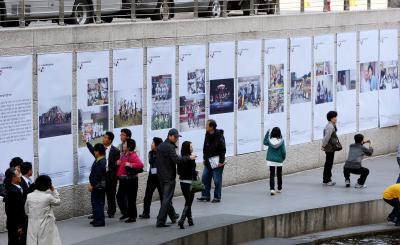 ↑26일 오후, 시민들이 청계광장에서 모천교 가는 길의 전시장에서 열린 사진전 '108+'을 둘러보고 있다. 이 사진전은 30일까지 열린다. 이명근 기자 qwe123@