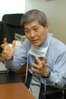↑ 박 교수는 “최선의 항암치료는 임상연구에 참여하는 것”이라고 말할 정도로 임상시험 옹호론자다. 