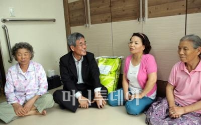 ↑최재덕 사장은 취임 직후 임대아파트와 소년소녀가장 가정을 방문해 이들을 위로했다.