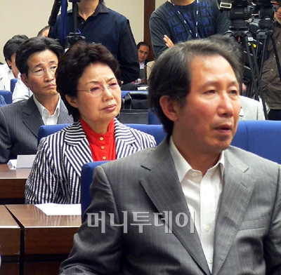 지난달 30일 민주연대 발기인대회에 참석한 김근태 전 민주당 의원(사진 맨앞). 뒤로는 김희선·이목희 전 의원