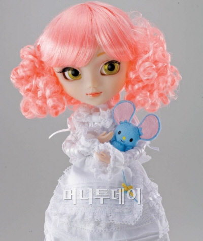 '2008 ȸ' õ мǵ. Ǫ, ¾, , ̵   Ÿ, ǻ, Ź Żм  . ѱ ϰ Ϻ  12ġ(30cm)  Ǫ ѱ ̸ Ǯ, Ϻ  Ǫ, δ Pullip Ҹ. Ǫ ū   ,    Ư¡̸, , ϱ,   ڱⰡ ϴ  ٲ  ִ. ȱ   ũ ϴ.