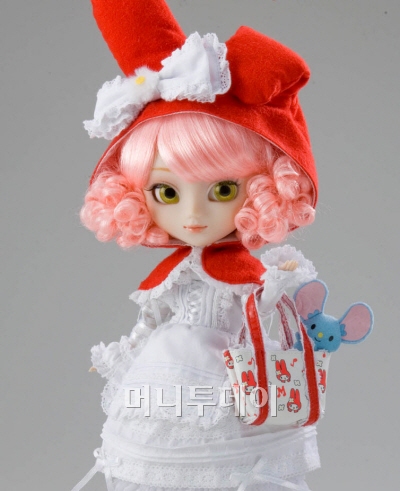 '2008 ȸ' õ мǵ. Ǫ, ¾, , ̵   Ÿ, ǻ, Ź Żм  . ѱ ϰ Ϻ  12ġ(30cm)  Ǫ ѱ ̸ Ǯ, Ϻ  Ǫ, δ Pullip Ҹ. Ǫ ū   ,    Ư¡̸, , ϱ,   ڱⰡ ϴ  ٲ  ִ. ȱ   ũ ϴ.