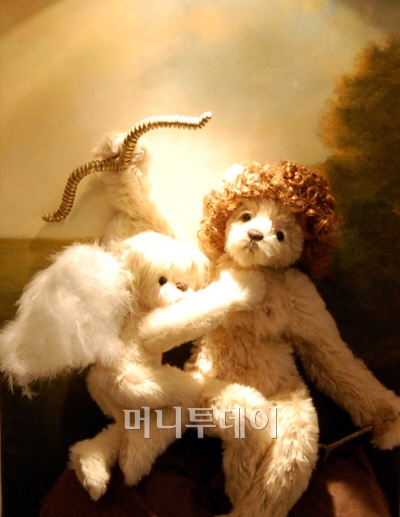 ↑'2008서울인형전시회'에 전시될 테디베어. 1903년 독일의 마르가르테 슈타이프 여사가 봉제로 만든 곰인형이 시초로 알려지는 테디베어(Teddy bear)는 활발한 작품활동과 국경을 초월한 교류를 통해, 하나의 예술분야이자 문화상품으로 정착했다. 전 세계에 걸쳐 조직된 동호회를 중심으로 테디베어 만들기가 꾸준히 내려오고 있으며, 단순한 동물인형의 차원을 넘어서 남녀노소 누구나 친근감을 느낄 수 있는 것이 특징이다.