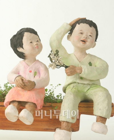 ↑'2008서울인형전시회'에 전시될 닥종이인형. 이 인형은 닥나무 껍질을 원료로 한 닥종이를 이용해 만든 한국 고유 인형으로 한국의 전통 한지인 닥종이를 하나하나 정성스럽게 붙이고 말리는 과정을 반복하며 하나의 작품을 완성한다. 인형의 표정과 주제를 사실적이고, 소박하게 표현할 수 있는 점이 특징으로 작품을 만드는데 짧게는 2개월에서 길게는 3개월 이상이 소요된다.