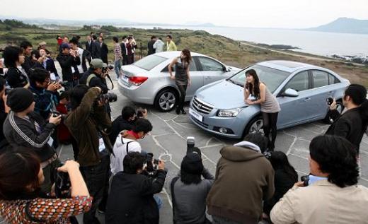 ↑GM대우는 31일 제주도 '섭지코지'에서 파워 블로그 및 동호회 회원, 네티즌 등을 대상으로 글로벌 준중형차 '라세티 프리미어' 신차발표회 및 시승회를 가졌다.