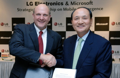 ↑LG전자의 남용 부회장(오른쪽)과 마이크로소프트의 스티브 발머 CEO가 모바일 컨버전스 기술협력 관련 MOU를 체결하고 악수하고 있다. 