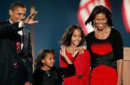 ↑ 미 44대 대통령 당선이 확정되자 시카고에서 지지자들에게 인사를 하고 있는 버락 오바마와 두 딸, 그리고 아내 미셸 오바마.(왼쪽부터)<br>
