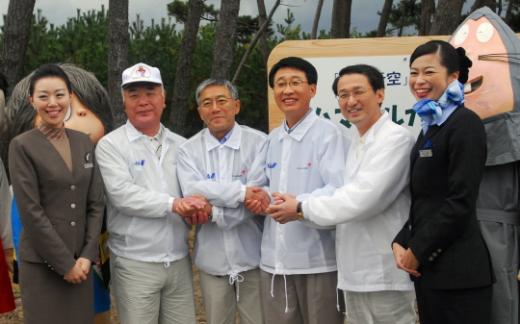 한태근 아시아나항공 서비스본부장(우측에서 세번째), 오카다 ANA항공 상무(우측에서 네번째) 나까무라 사카이미나토시 시장(우측에서 다섯번째), 히라이 신지 돗토리현 지사(우측에서 두번째)가 9일 일본 요나고 공항인근 하마히루가오에서 식목행사를 한 후 기념촬영을 하고 있다.