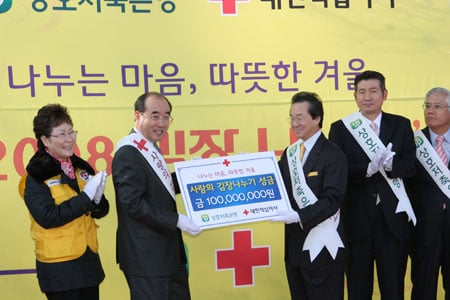 ↑김석원 저축은행중앙회 회장(오른쪽)이 김영철 대한적십자사 사무총장에게 1억원의 김장 나누기 성금을 전달하고 있다. 