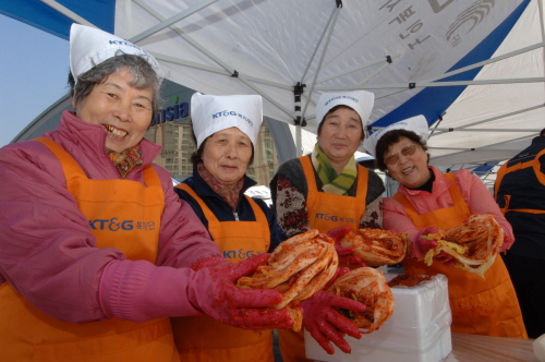 ↑영주귀국 사할린 동포들이 13일 인천 남동구에서 열린 KT&G복지재단 '사랑의 김장나누기'에 참여하고 있다. 