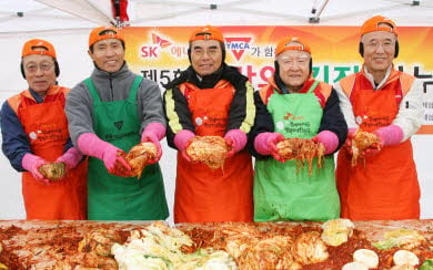 ↑SK에너지 신헌철 부회장(가운데)과 오세종(왼쪽 첫번째), 한영석(오른쪽 첫번째), 조순(오른쪽 두번째) 사외이사를 비롯한 임직원 자원봉사자들이 18일 서울 시립 청소년성문화센터에서 한국 YMCA 이학영 총재(왼쪽 두번째) 등 한국 YMCA 자원봉사자와 함께 김치 만 포기를 담가 사회복지단체에 전달했다.<br>
